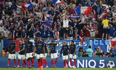 Frankrijk spelers vieren Mbappe