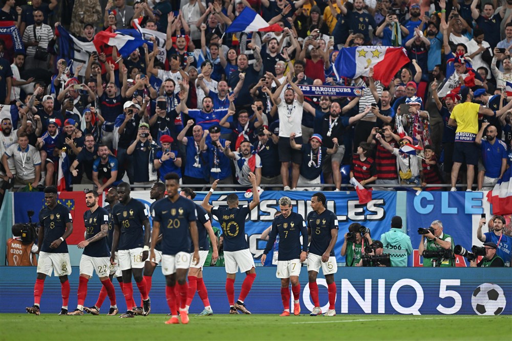 Frankrijk spelers vieren Mbappe