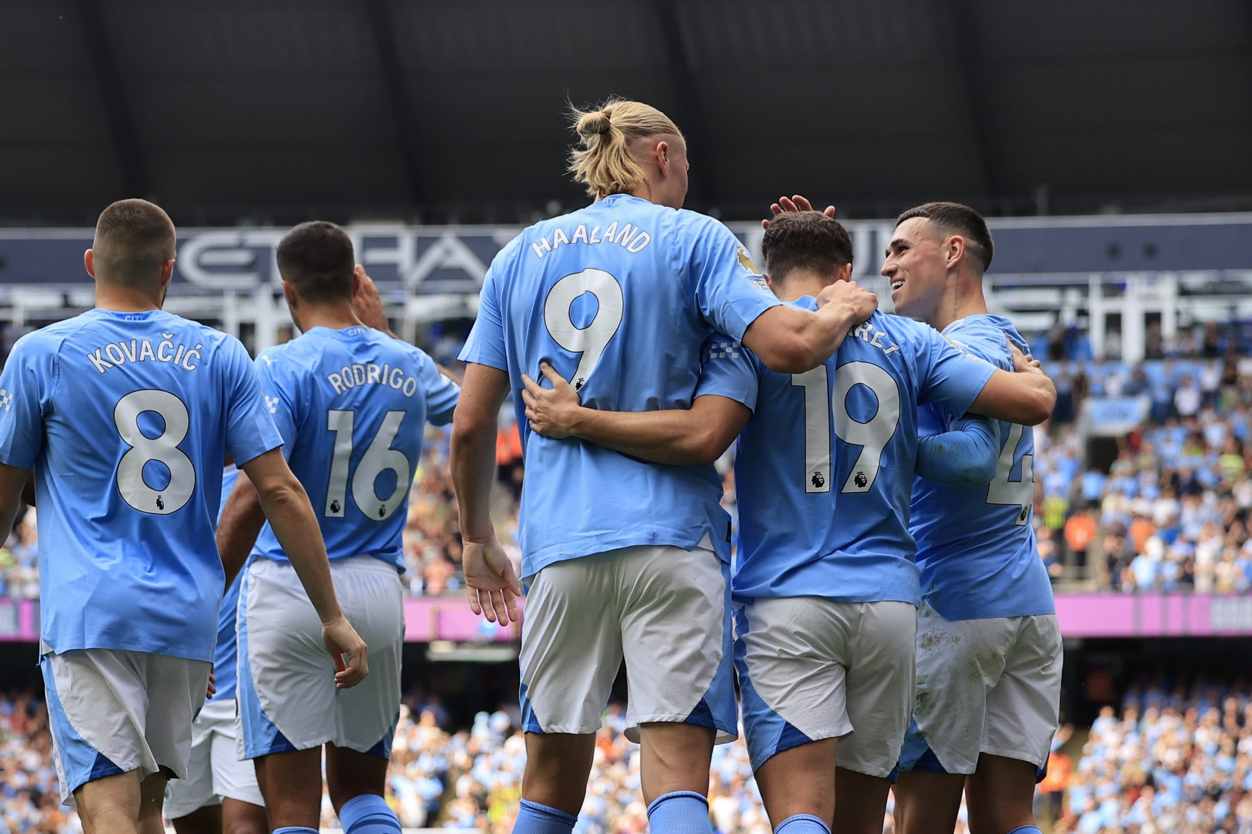 Erling Haaland viert met Manchester City ploegmakkers